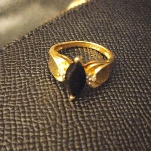 14k yellow gold and Onyx round with 2 diamond chips
